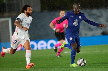 El centrocampista francés del Chelsea, N´Golo Kante (d). EFE / Juanjo Martín/Archivo