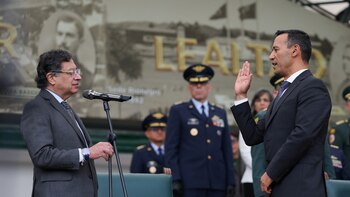 Gustavo Petro posesionó oficialmente al