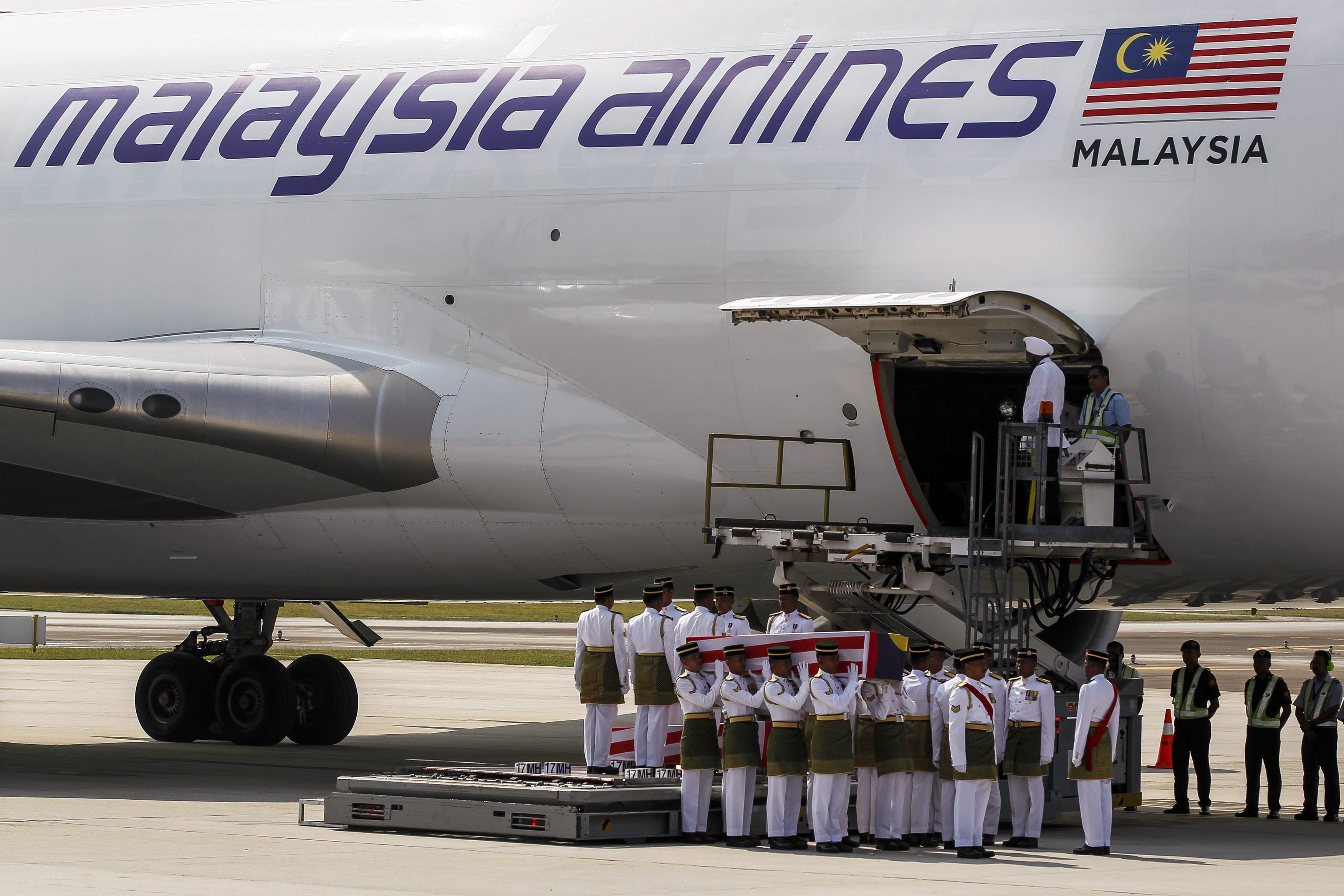 Llegada de los cuerpos de las víctimas del accidente del avión de Malaysia Airlines vuelo MH17 al aeropuerto Internacional de Kuala Lumpur. EFE/AZHAR RAHIM/Archivo