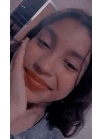 Kiara, de 14 años, jugaba