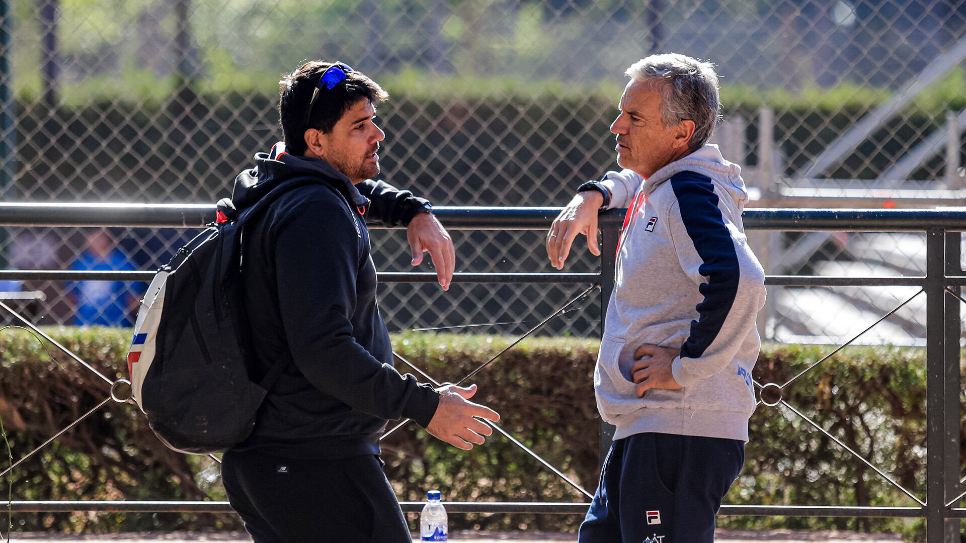 Javier Frana y Eduardo Schwank siguiendo de cerca a los jugadores argentinos que se encuentran compitiendo en el AAT Challenger Santander edición Santa Fe (Foto: AAT)