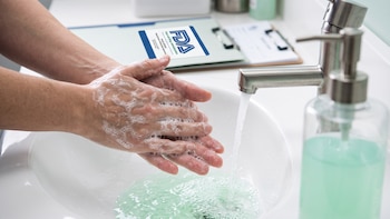 Higiene de manos y protocolos de la FDA - VisualesIA ScribNews