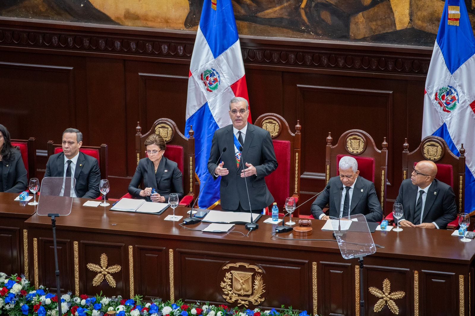 Archivo: El Presidente Luis Abinader, acompañado de dignatarios, llega al Congreso Nacional para presentar su Rendición de Cuentas anual, bajo una decoración festiva con los colores patrios. (Cortesía)