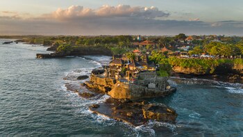 Hay terrenos y casas en
