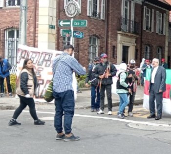 Las autoridades acompañan a los manifestantes en Teusaquillo - crédito @BogotaTransito/X
