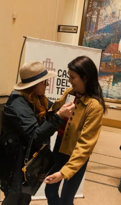 El abrazo entre Linda y Natalie en la entrada de La Casa del Teatro