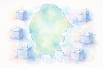 Dibujo estilo acuarela del mapa del estado de Coahuila en tonos azules y verdes, rodeado por seis urnas electorales grises con boletas marcadas.