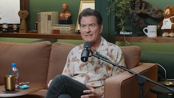 Charlie Sheen habló sobre la fama y los excesos en un documental de Netflix sobre su vida (Armchair Expert)