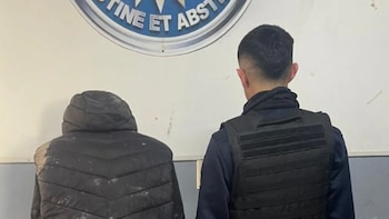 Fue atacado a golpes por dos hombres en plena calle y quedó detenido: tenía tres pedidos de captura vigentes