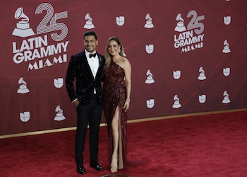 Carlos Rivera y Cynthia Rodriguez en la alfrombra roja de los Latin Grammy Awards del 2024. REUTERS/Marco Bello