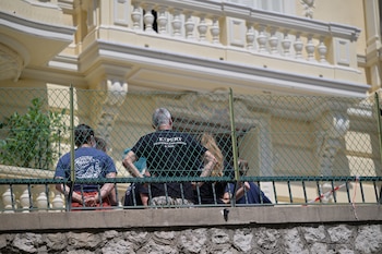 Investigadores examinan la escena de una explosión ante un edificio residencial que dejó tres heridos graves el día anterior en Mónaco, el martes 30 de junio de 2026. (AP Foto/Philippe Magoni)