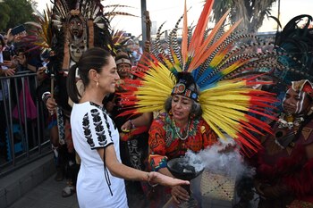 SAN PEDRO CHOLULA, PUEBLA, 10MARZO2024.- Claudia Sheinbaum, candidata presidencial de Morena, recibe una bendición por parte de habitantes del municipio. FOTO: DANIEL AUGUSTO/ CUARTOSCURO.COM