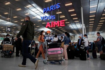 Pasajeros hacen cola para facturar