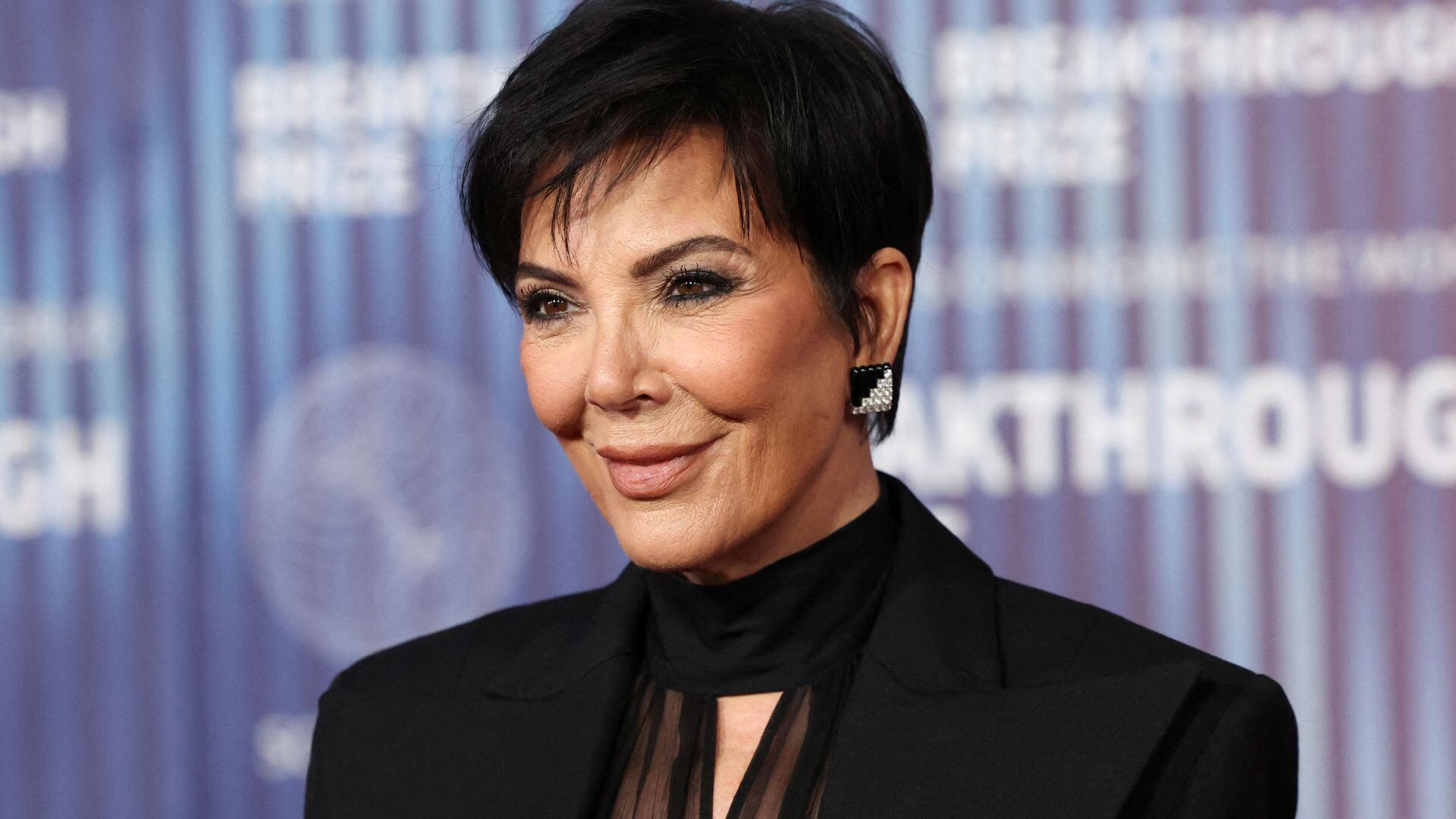 Kris Jenner incorpora el entrenamiento de fuerza matutino en su rutina diaria, siguiendo hábitos respaldados por estudios científicos que promueven la salud y la longevidad.