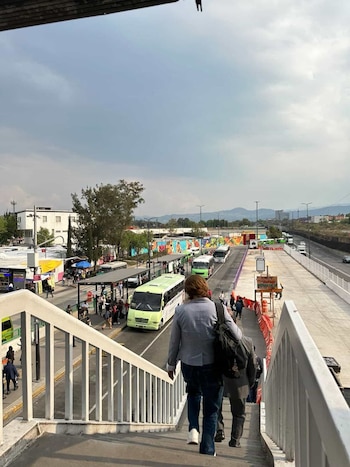 Los ajustes constantes en rutas de camiones y combis han causado cierres parciales y desvíos, afectando los recorridos habituales de los pasajeros. (Foto: Raúl A González/Infobae México)