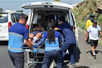 Carlos Acajabón, uno de los ciclistas más afectados, fue trasladado de urgencia tras el incidente en la primera etapa. (Foto de cortesía)