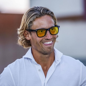 Marcos Llorente en una publicación en sus redes sociales con sus gafas amarillas (@marcosllorente)