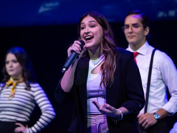 Una estudiante repasa los 80