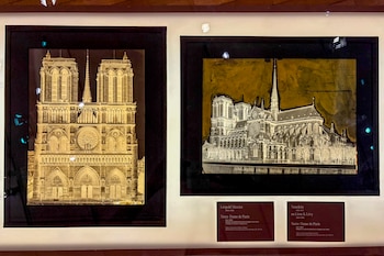 Dos cuadros rectangulares enmarcados con bordes negros, muestran imágenes monocromáticas de la Catedral de Notre-Dame de París y rótulos informativos