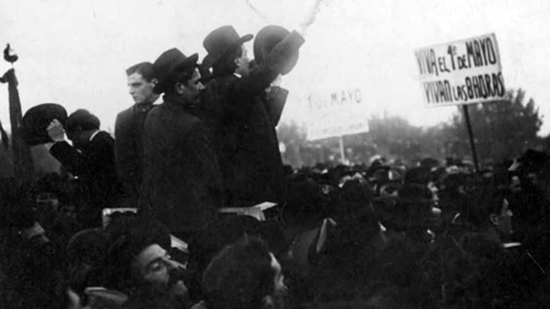 El dirigente socialista Alfredo Palacios habla a la multitud. Su partido se había concentrado en Plaza Constitución (Archivo General de la Nación)
