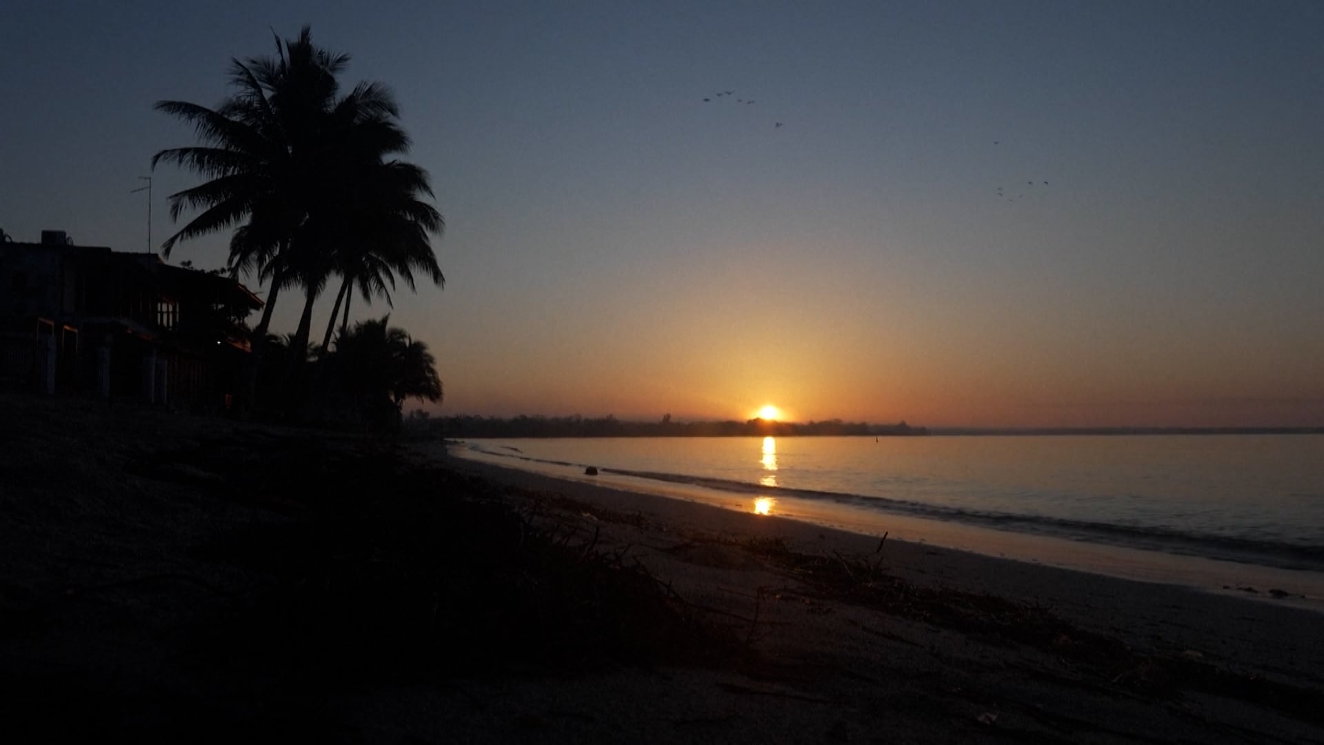 El sol emerge sobre una playa desierta en Cuba, reflejando la quietud de uno de los principales destinos turísticos afectados por la ausencia de visitantes (Captura de video)