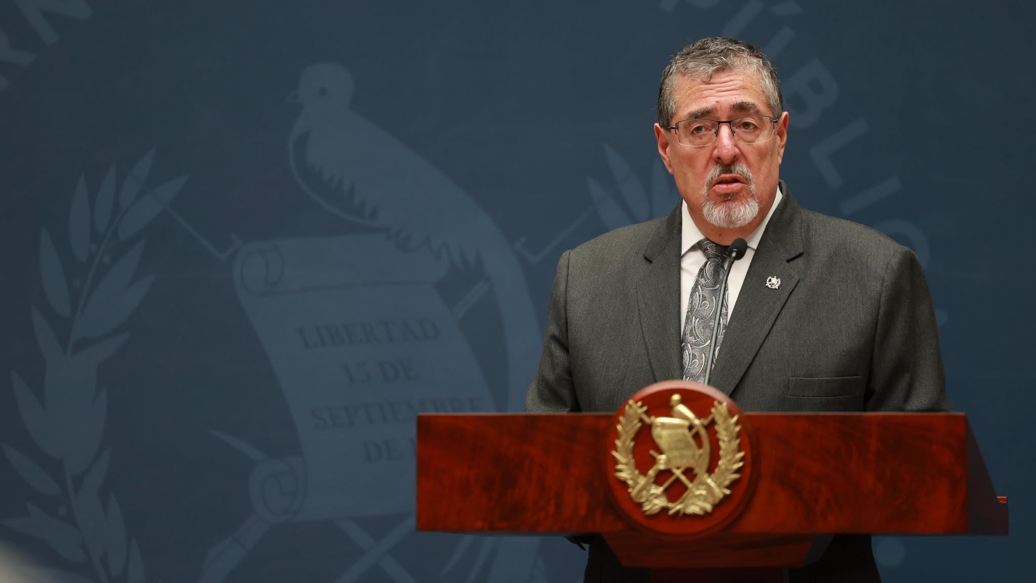 El presidente de Guatemala, Bernardo Arévalo, ofrece un discurso ante un podio oficial con el escudo nacional. (Diario de Centroamerica)