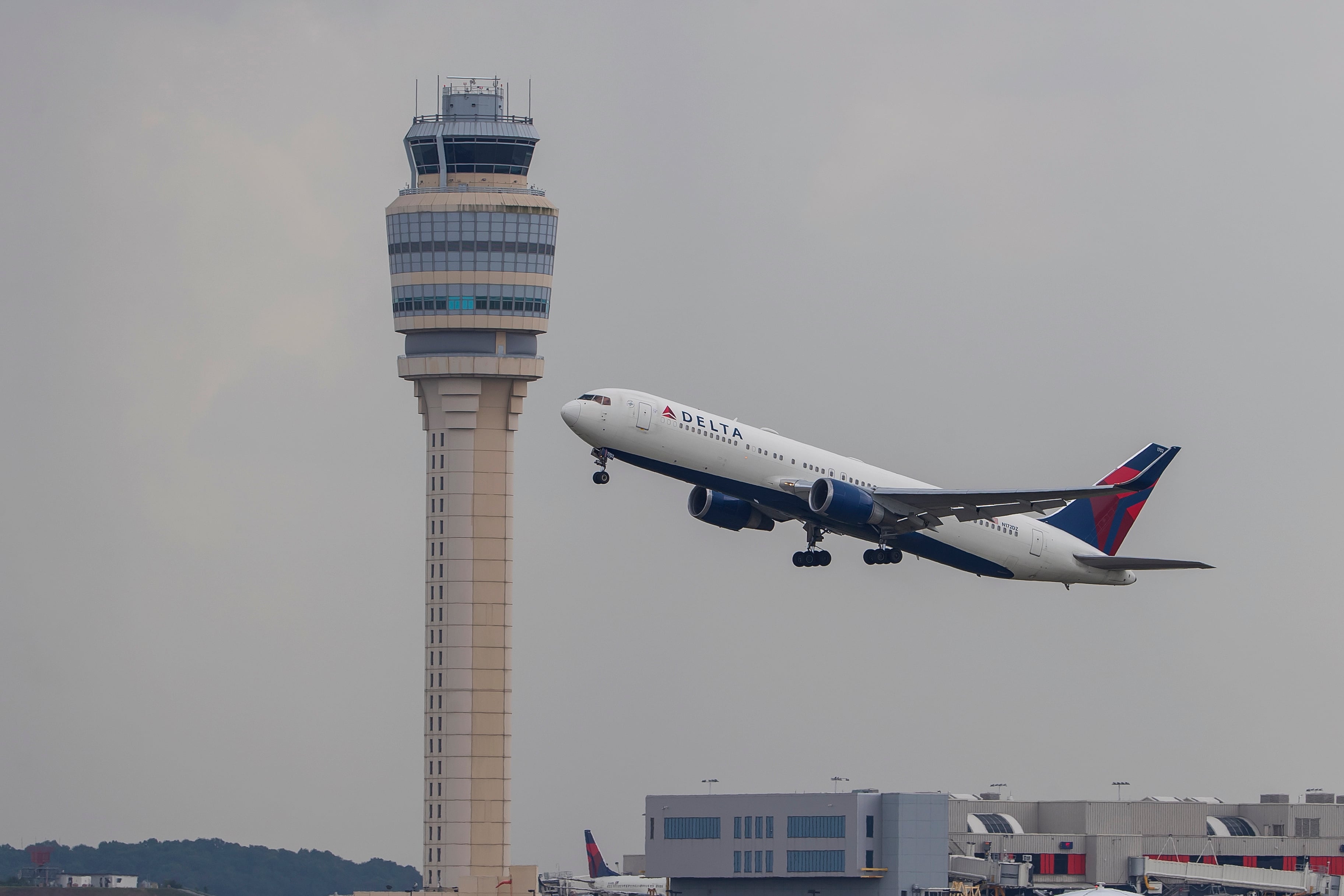 El aeropuerto Hartsfield-Jackson de Atlanta prevé más de cuatro millones de viajeros entre el 26 de junio y el 7 de julio por el Día de la Independencia (EFE/ERIK S. LESSER)
