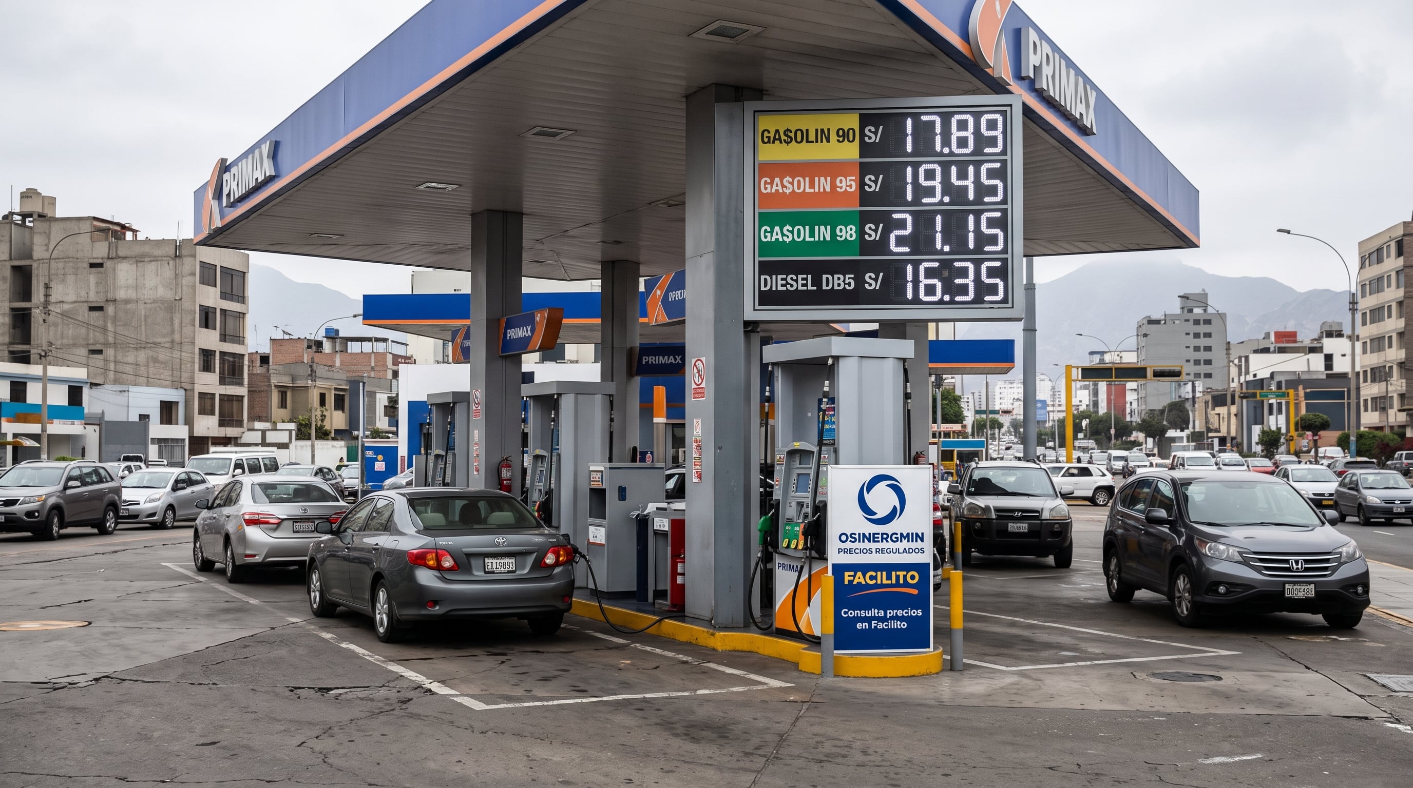 Una estación de servicio en Lima exhibe los precios de las gasolinas y el diésel junto a un cartel informativo de Osinergmin. (Imagen Ilustrativa Infobae)