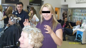 Nilda Costa en su trabajo