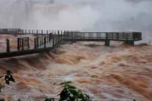 La potencia de las aguas en el litoral por la presencia del fenómeno meteorológico El Niño