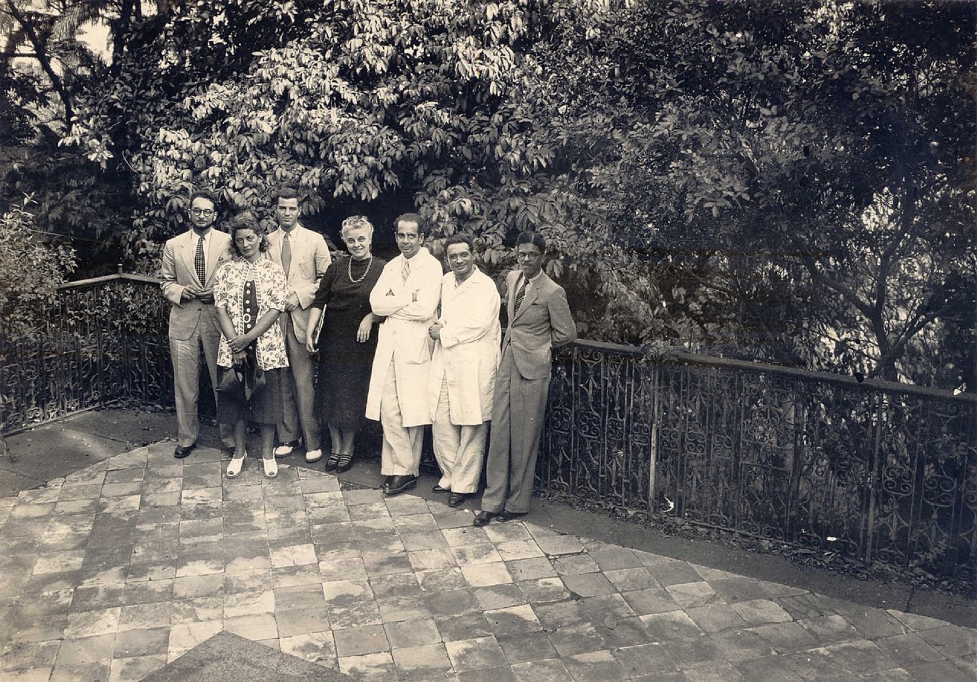 Claude Lévi-Strauss en el Museo Nacional de Río de Janeiro junto a Ruth Landes, Charles Wagley, Heloísa Alberto Torres, Luís de Castro Faria, Raimundo Lopes da Cunha y Edison Carneiro (Foto: WIkipedia)