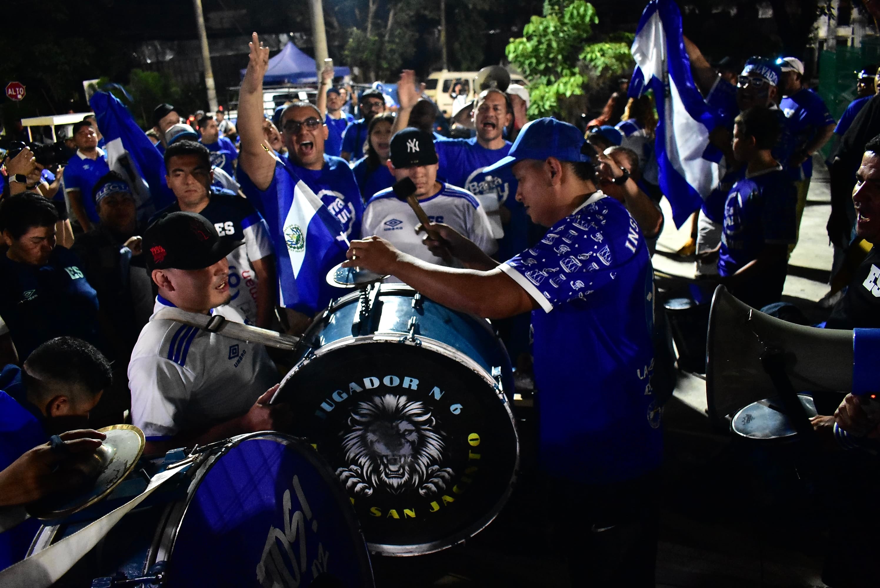La Barra Azul busca poner el ambiente en el Mágico González para el primer encuentro de La Selecta en Liga de Naciones. (Infobae Centroamérica/Emerson Del Cid)
