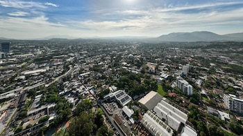 El último informe puntualiza que los picos térmicos superan los 38 grados en múltiples departamentos, y recomienda a la población adoptar medidas de protección, hidratarse y consultar información actualizada en canales oficiales (Foto cortesía MARN)
