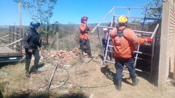 Un caballo se cayó a un pozo ciego en La Rioja: cómo fue el operativo para rescatarlo