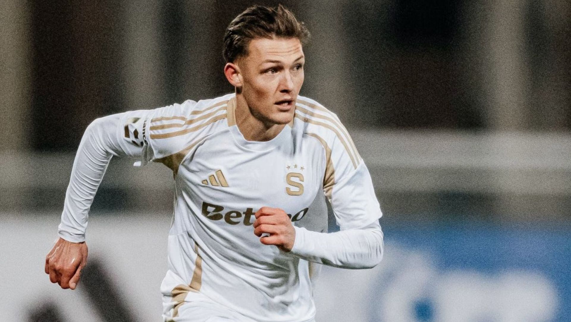 Oliver Sonne jugó todo el partido como titular en la derrota de su equipo, que ahora deberá revertir el marcador el 19 de marzo en el Generali Arena si quiere avanzar en la UEFA Conference League (Facebook / ACSpartaPraha)