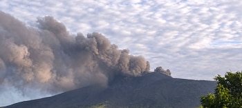 Personal de protección civil monitorea el cráter del volcán Telica tras la reciente actividad reportada en León (Cortesía: Adolfo Pastran).