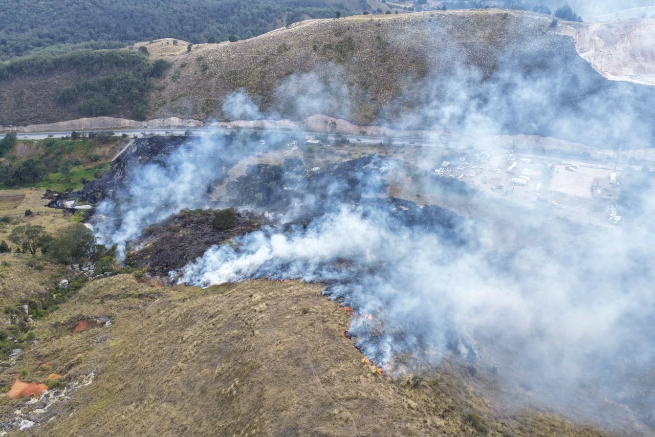 Jorge Emilio Rey informó que los incendios forestales siguen activos en municipios de Cundinamarca y que los equipos realizan labores de enfriamiento para evitar la reactivación del fuego - crédito Gobernación Cundinamarca/Bomberos Cundinamarca