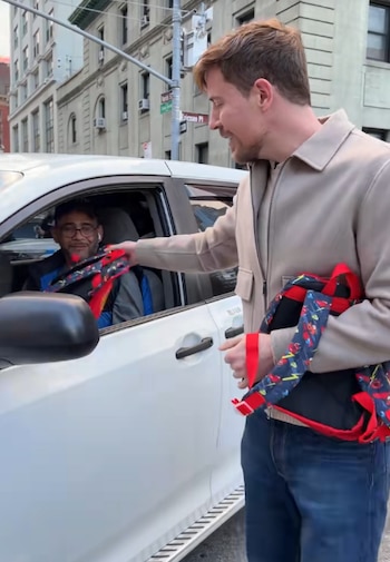 MrBeast regala miles de dólares