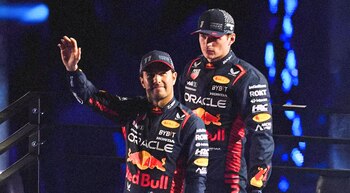 Pilotos saludan desde el escenario