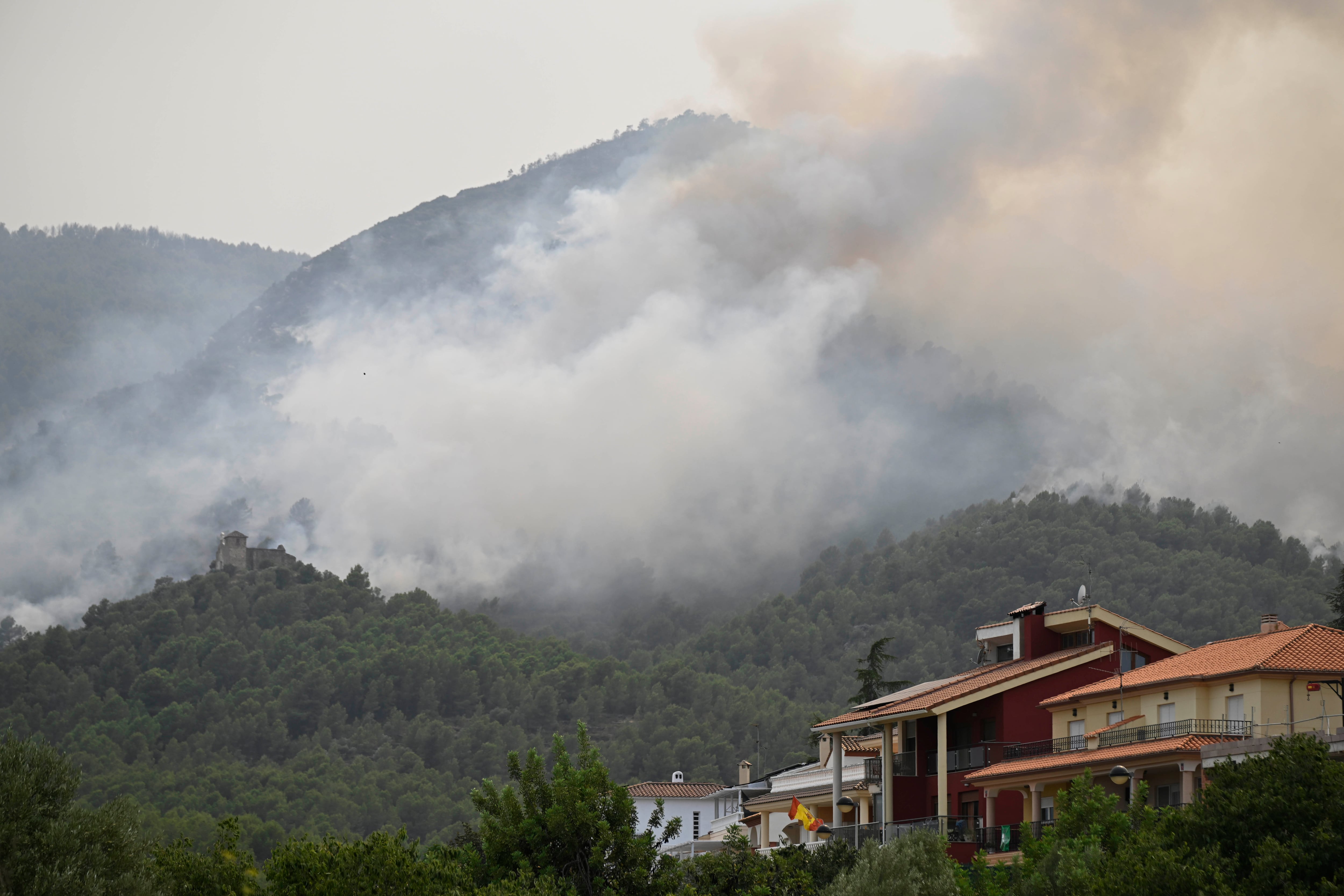 Vista general en Onda (Castellón), uno de los municipios afectados por el incendio declarado el pasado sábado en la Vall d'Uixó. (EFE/Andreu Esteban)