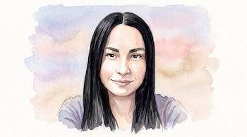 Ilustración en acuarela de una mujer joven de cabello largo y negro sobre un fondo de colores pastel difuminados.