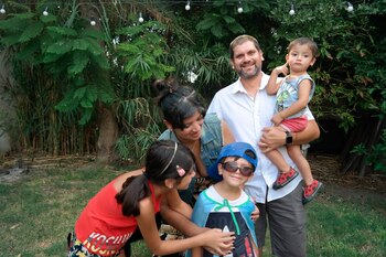 A su lado, su hermana