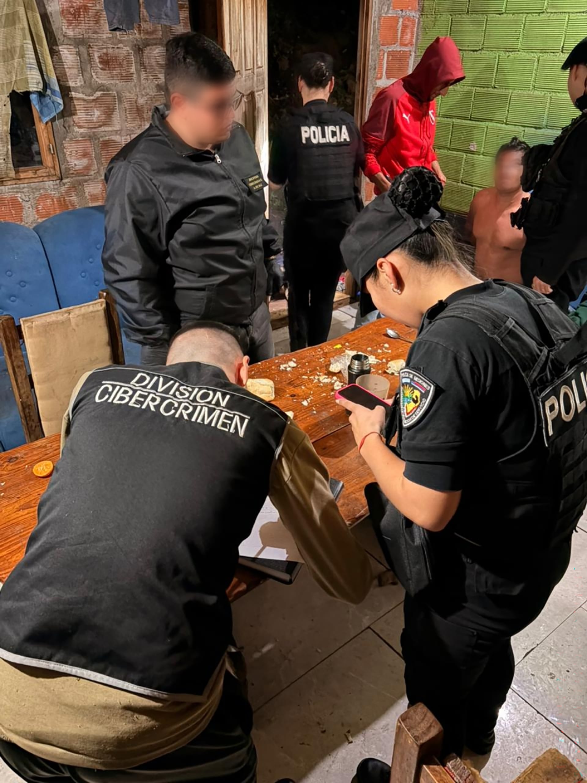 Durante el operativo, los agentes secuestraron tres teléfonos celulares