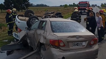 Trágico accidente en Bolívar: dos autos chocaron de frente y cuatro personas murieron en la Ruta Provincial 65