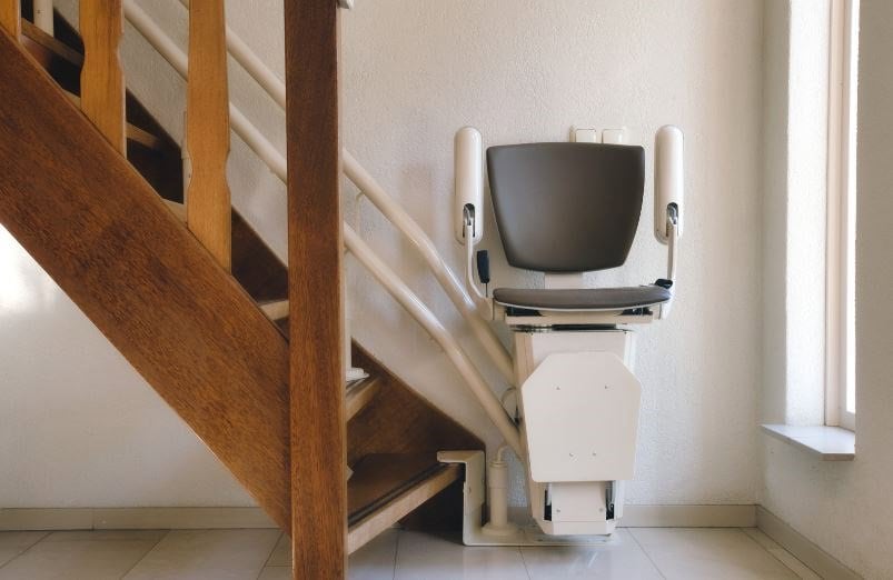 29/10/2023 Escalera con elevador para personas con diversidad funcional.SOCIEDAD GOBIERNO DE ARAGÓN