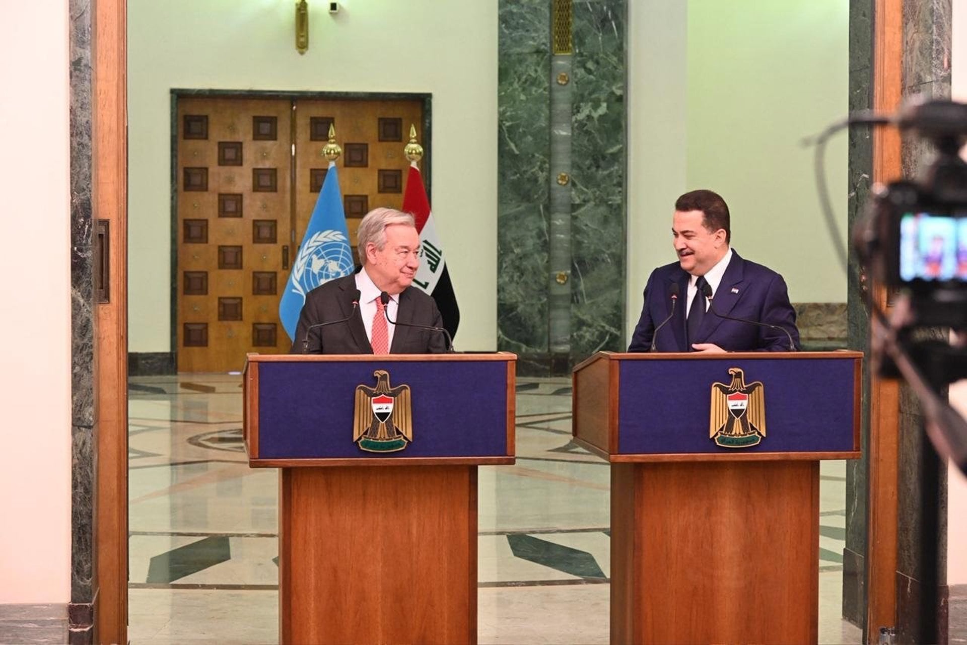 El secretario general de la ONU, António Guterres, y el primer ministro de Irak, Mohamed al Sudani (UNAMI / X)