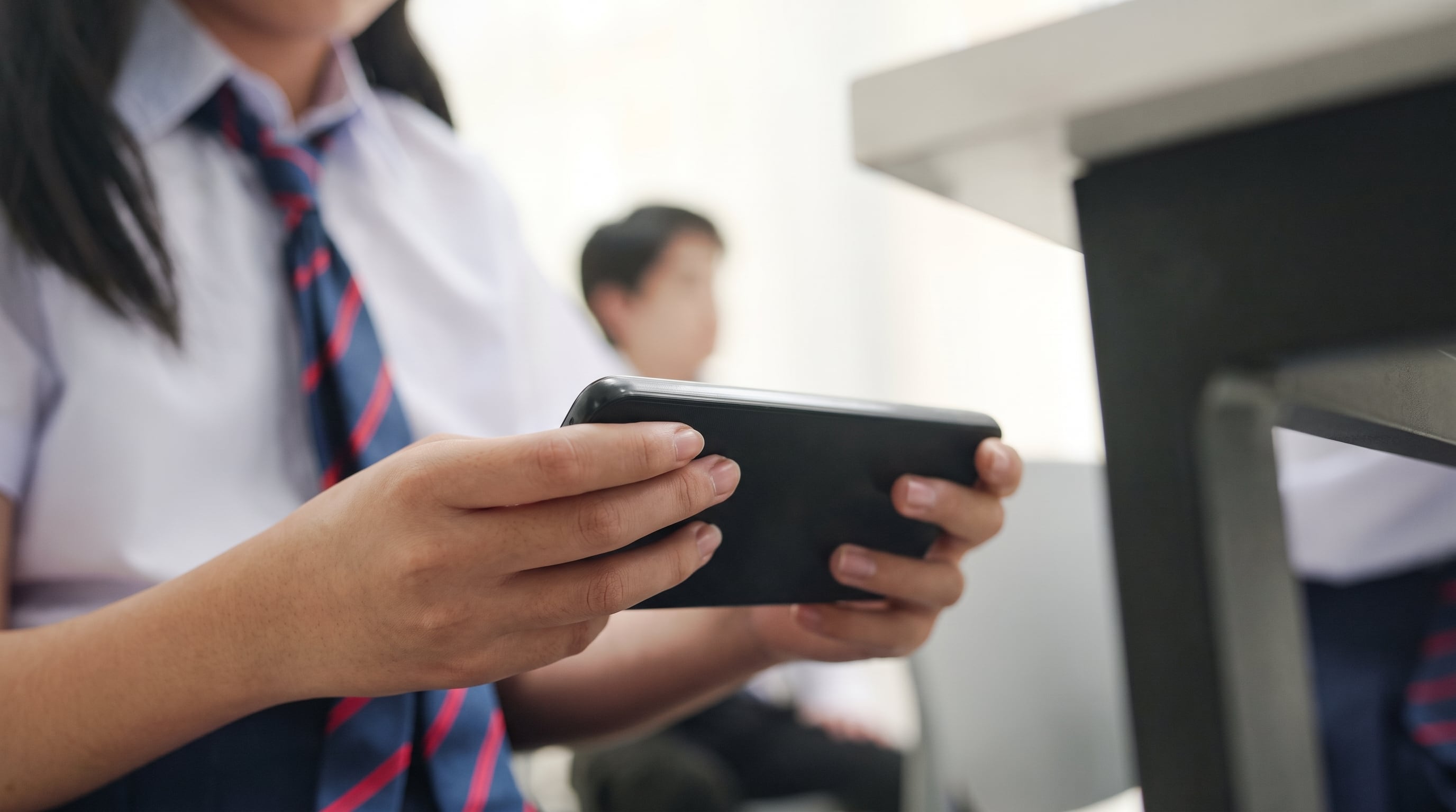 Senado aprueba prohibir celulares en educación básica; bachillerato decidirá en asambleas