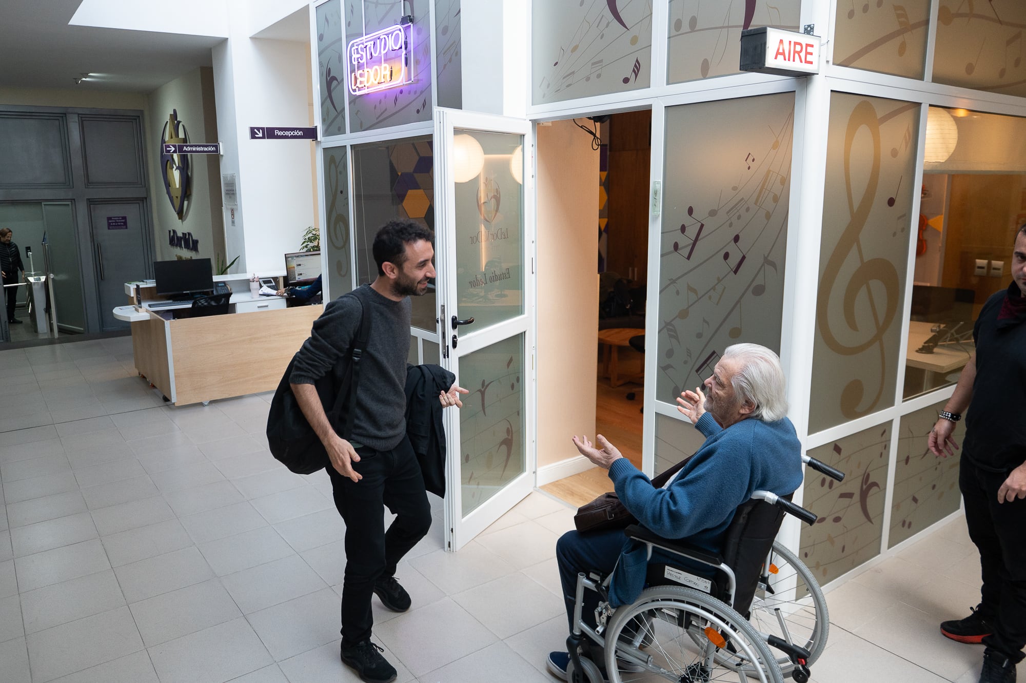 Jonathan Camiser y Héctor, en la puerta de Estudio Ledor (Jaime Olivos)