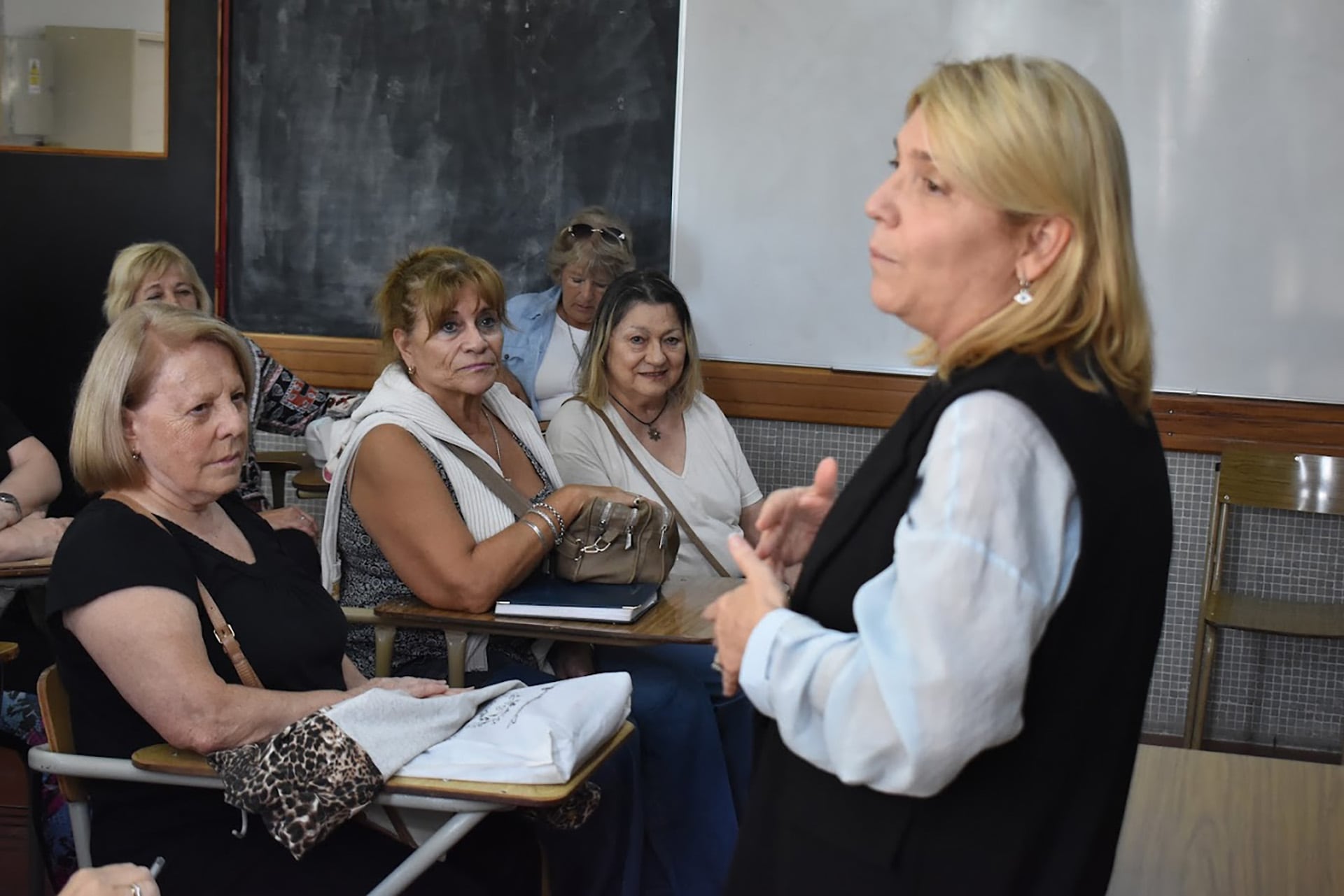 Araceli Colombo, licenciada en Comunicación Social y periodista, coordina el proceso de convertir historias personales en relatos colectivos con valor cultural.
