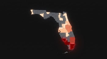 Mapa del estado de Florida con condados en tonos de gris, melocotón, naranja y rojo sobre un fondo oscuro. Algunos condados rojos emiten un halo luminoso.
